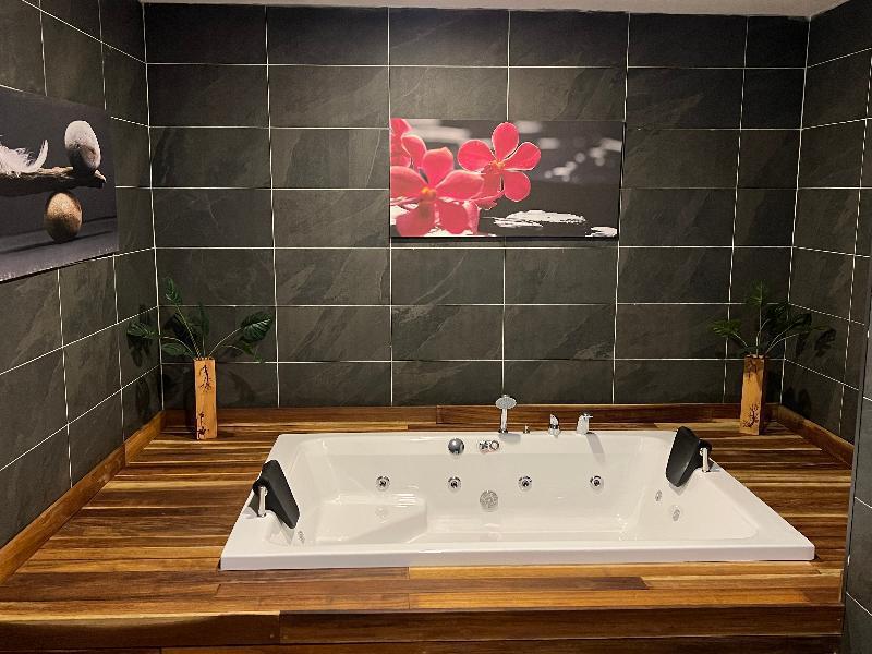 Whirlpool bathtub