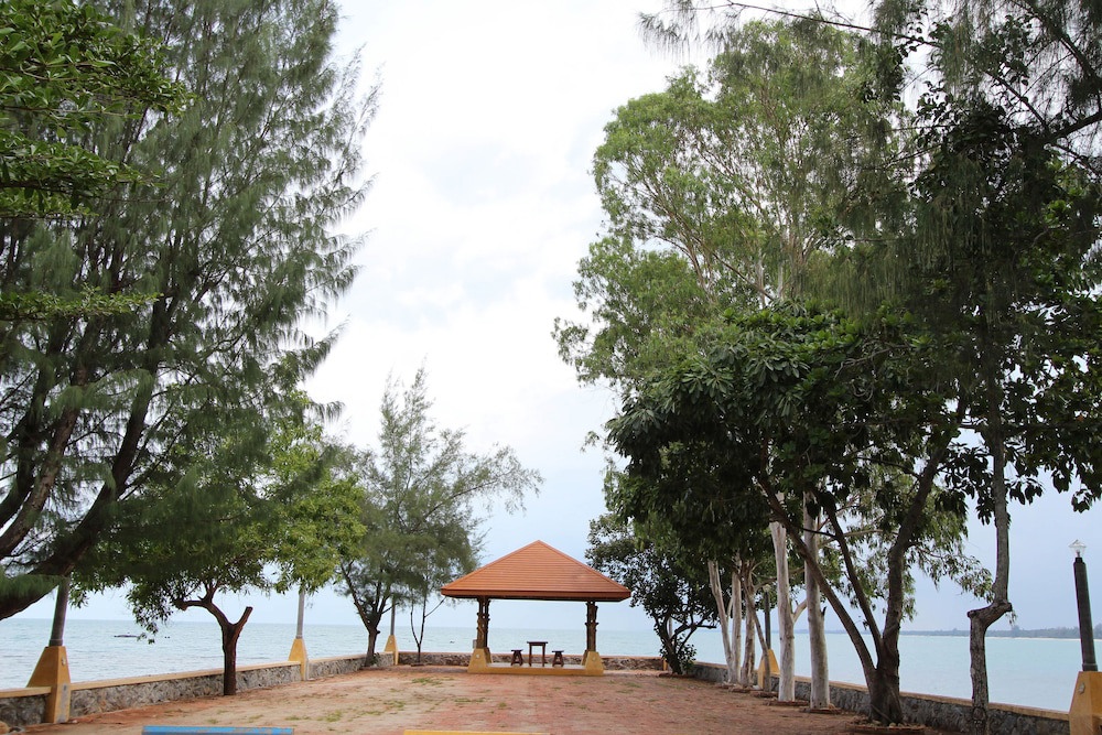 Issara Beach Resort