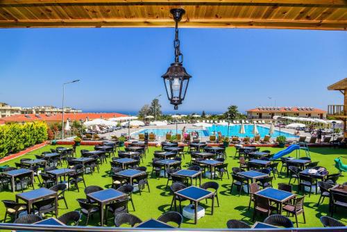 Riverside Hotel & Pools & Beach Club