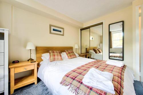 Charming Grassmarket Apartment With Castle View