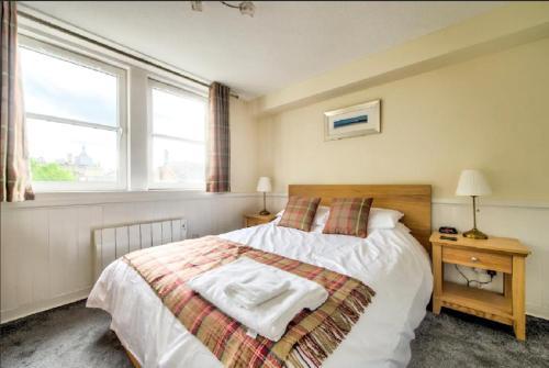 Charming Grassmarket Apartment With Castle View