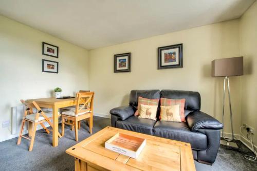 Charming Grassmarket Apartment With Castle View