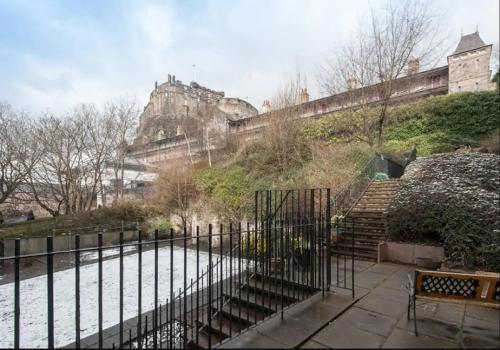 Charming Grassmarket Apartment With Castle View