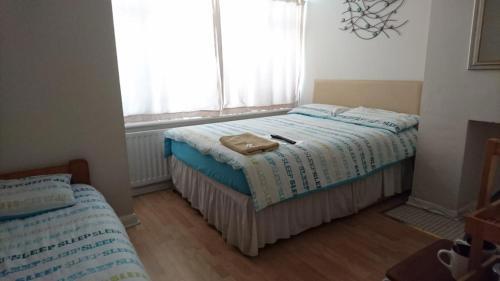 Room In Guest Room - Family Room Sleeps 3 With 1 Double And 1 Single Bed Ground Floor Private Shower