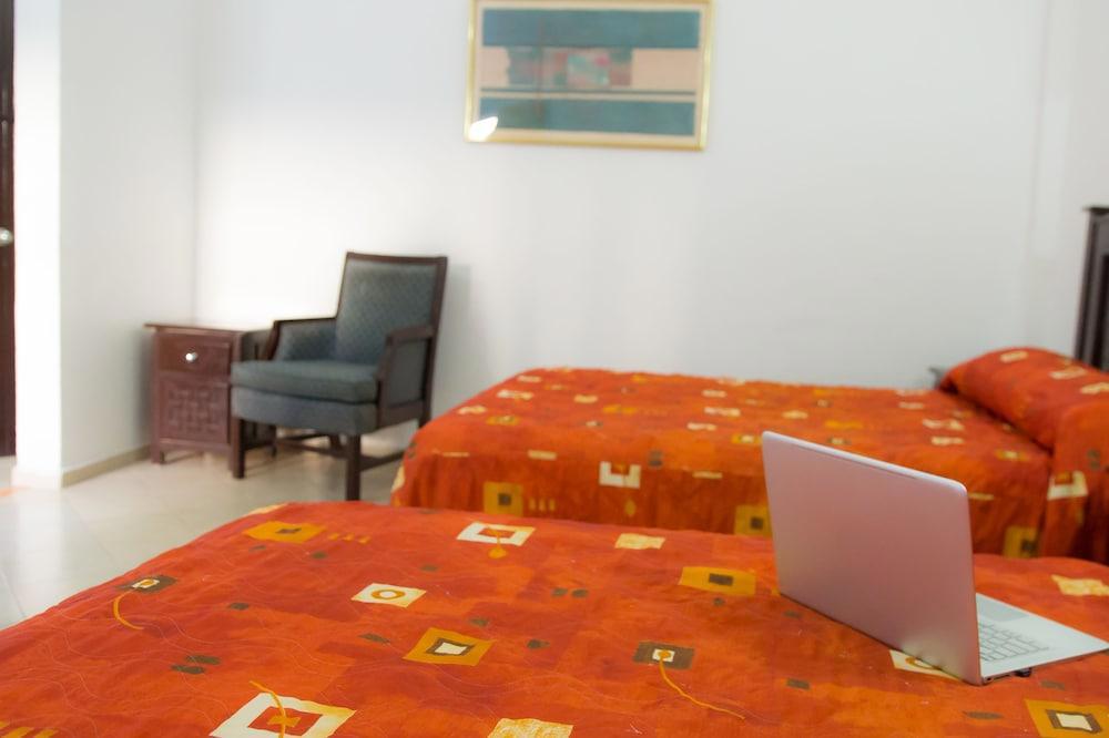 Hotel Zirahuen