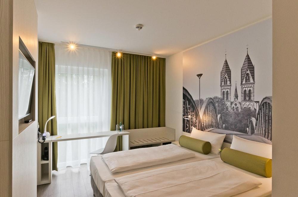 Super 8 by Wyndham Freiburg fotoğrafı