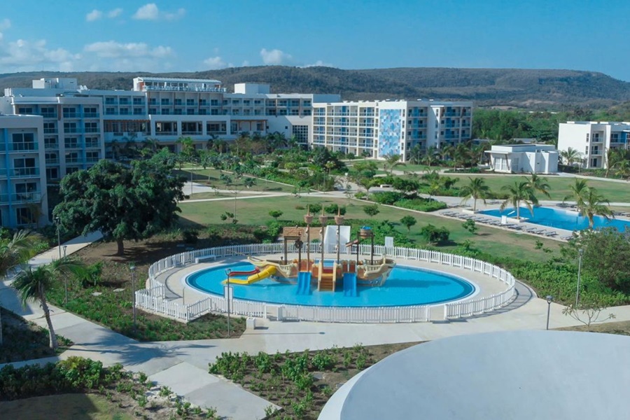 Gran Muthu Almirante Beach