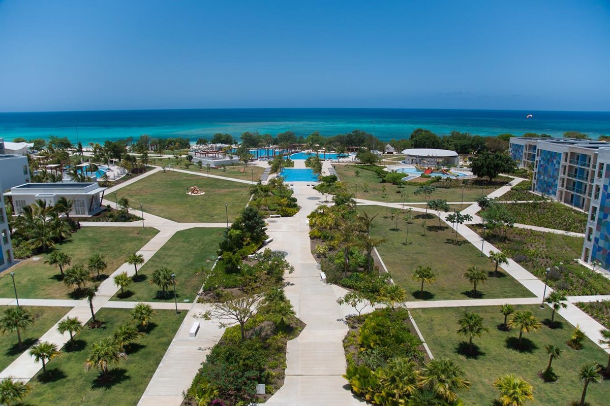Gran Muthu Almirante Beach