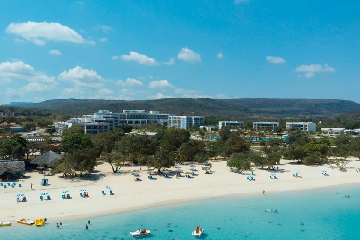 Gran Muthu Almirante Beach
